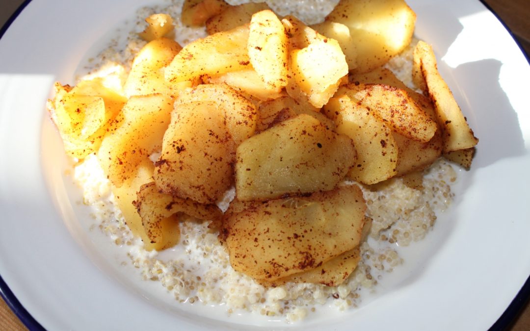 Kasza jaglana i quinoa kiełkowane, gotowane na mleku, z jabłkami w cynamonie