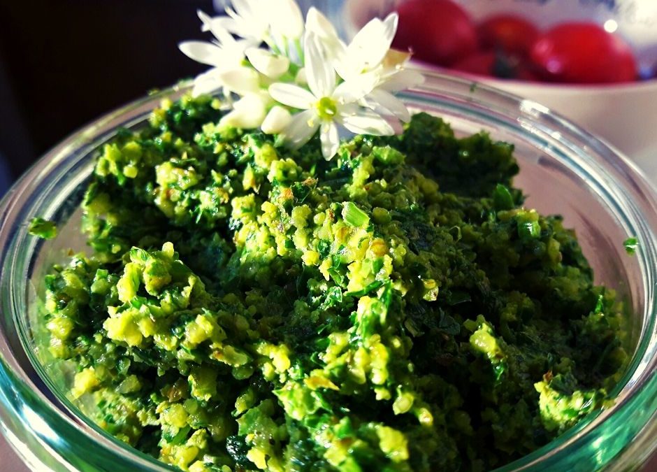 Pesto z czosnku niedźwiedziego z orzechami i natką pietruszki