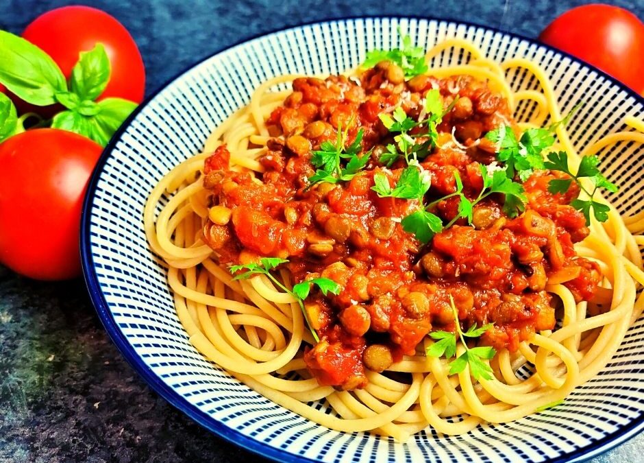 Spaghetti z sosem pomidorowym i soczewicą