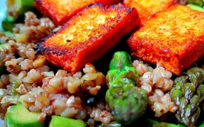Szparagi z kaszą gryczaną i tofu
