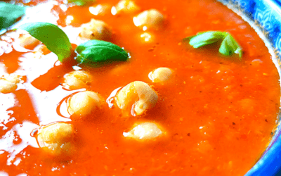 Zupa z pieczonych pomidorów i papryki z soczewicą i ciecierzycą