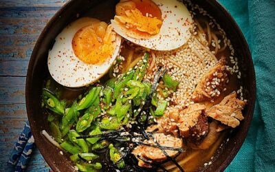Zupa miso ramen z polędwiczką i marynowanym jajkiem